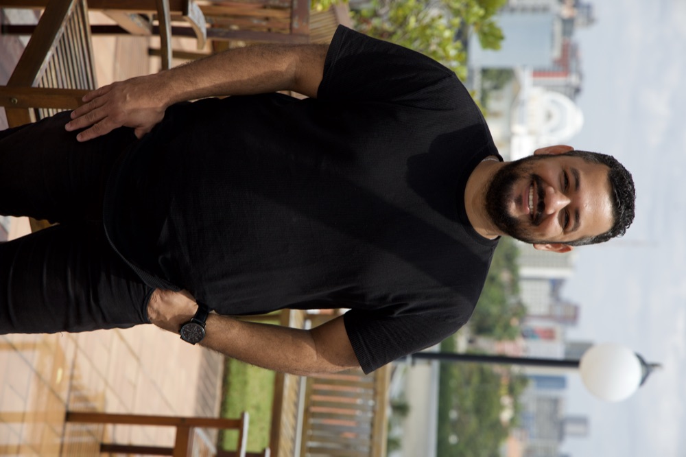Tiago Pedro — retrato com vista da cidade